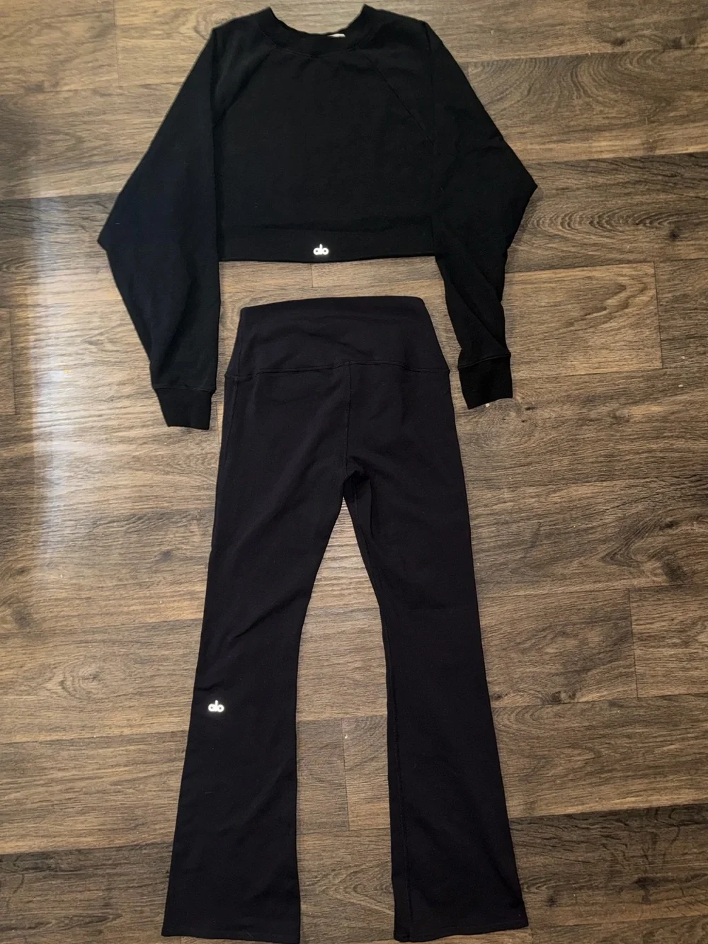 ALO Yoga Black Crop Sway Long Sleeve Pullover & Boot Cut Airbrush Pants Small